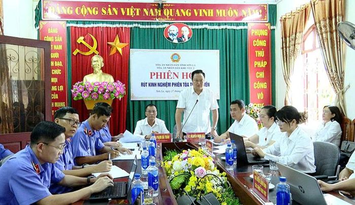 Đồng chí Nguyễn Minh Hải - Chánh án TAND tỉnh Sơn La phát biểu kết luận phiên họp rút kinh nghiệm.