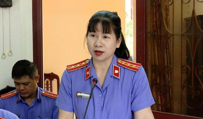 Đồng chí Cao Thị Quỳnh Nga - Phó Trưởng phòng 7, VKSND tỉnh phát biểu tại phiên họp rút kinh nghiệm.