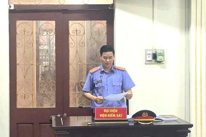 Kiểm sát viên công bố cáo trạng tại phiên tòa.