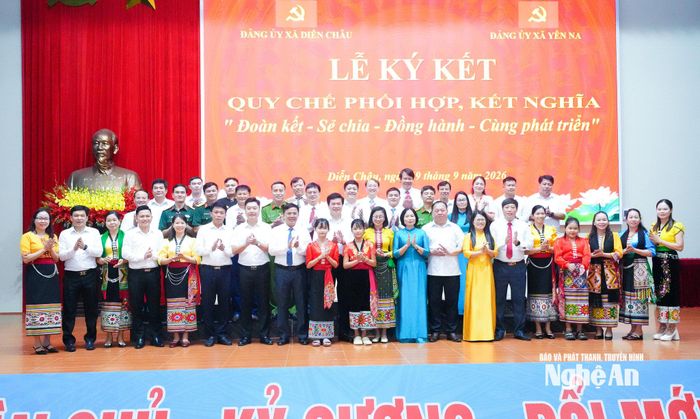 Các đồng chí lãnh đạo tỉnh và cán bộ, nhân dân 2 xã Diễn Châu, Yên Na chụp ảnh lưu niệm. Ảnh: Mai Hoa