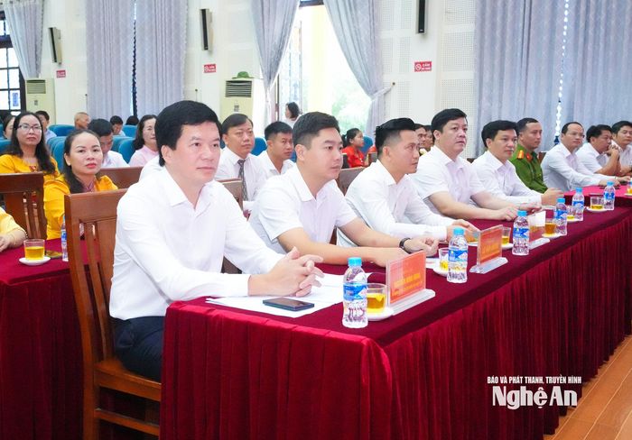 Các đồng chí lãnh đạo tỉnh và các địa phương tham gia Lễ ký kết quy chế phối hợp. Ảnh: Mai Hoa