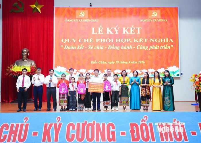 Lãnh đạo xã Diễn Châu tặng quà cho Trường PTDT Bán trú tiểu học Yên Na. Ảnh: Mai Hoa