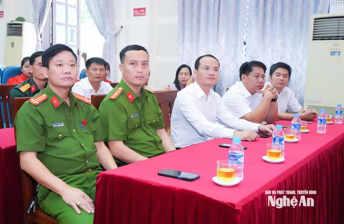 Cán bộ các ngành của 2 địa phương tham gia Lễ ký kết. Ảnh: Mai Hoa