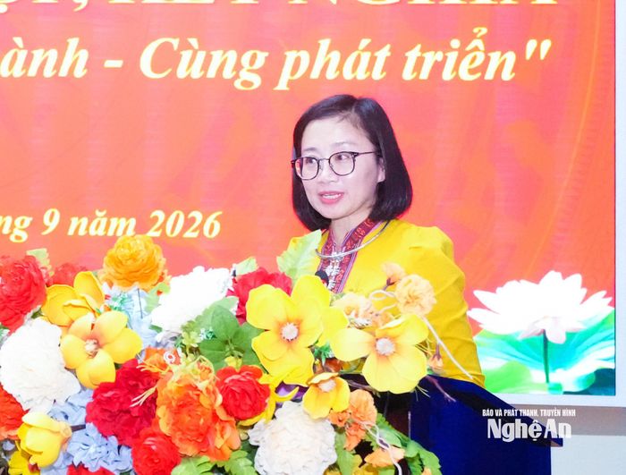 Đồng chí Vy Thị Bích Thủy - Bí thư Đảng uỷ, Chủ tịch HĐND xã Yên Na chia sẻ một số nội dung hợp tác cùng phát triển giữa 2 địa phương. Ảnh: Mai Hoa
