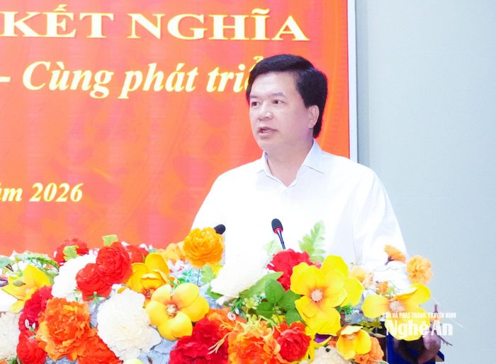 Đồng chí Nguyễn Đình Hùng - Uỷ viên Ban Thường vụ Tỉnh uỷ, Phó Chủ tịch Thường trực Uỷ ban MTTQ Việt Nam tỉnh phát biểu tại Lễ ký kết quy chế phối hợp giữa 2 địa phương. Ảnh: Mai Hoa