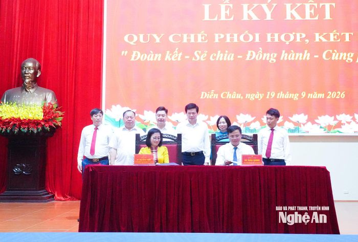 Bí thư Đảng uỷ 2 xã Diễn Châu và Yên Na ký kết Quy chế phối hợp giai đoạn 2026 - 2031. Ảnh: Mai Hoa