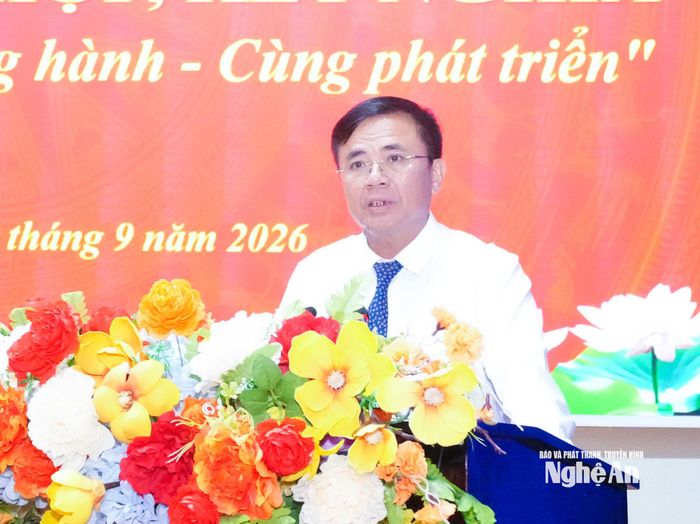 Đồng chí Hà Xuân Quang - Uỷ viên Ban Chấp hành Đảng bộ tỉnh, Bí thư Đảng uỷ, Chủ tịch HĐND xã Diễn Châu báo cáo các nội dung thống nhất phối hợp giữa 2 xã Diễn Châu và Yên Na trong giai đoạn 2026 - 2031. Ảnh: Mai Hoa