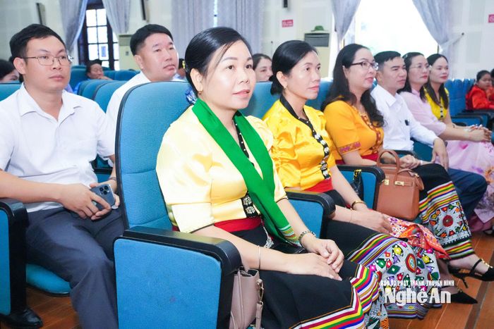 Cán bộ, công chức, viên chức 2 địa phương tham gia Lễ ký kết. Ảnh: Mai Hoa