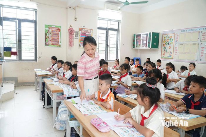Giờ học của học sinh Trường Tiểu học Vinh Phú 1. Ảnh: Mỹ Hà