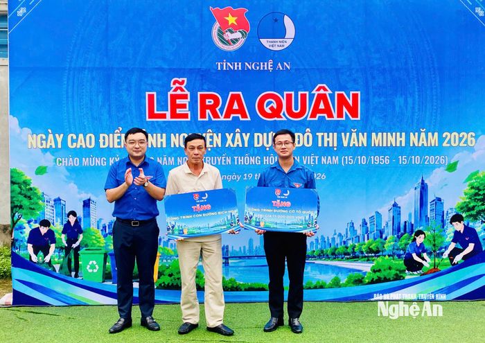 Ban Thường vụ Tỉnh đoàn Nghệ An trao tặng công trình Đường cờ Tổ quốc và công trình "Con đường bích họa" cho Đoàn phường Thái Hòa và nhân dân khối Long Sơn 3. Ảnh: Quang Huy