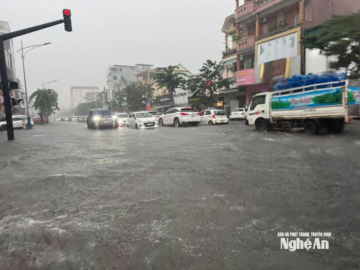 Đường Nguyễn Văn Cừ có vài điểm nước rút chậm. Ảnh: P.V