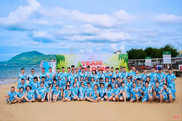 Đoàn MICE đến từ một doanh nghiệp Hà Nội do Công ty TNHH Hello Trip Việt Nam (phường Thành Sen) tổ chức tại biển Thiên Cầm.