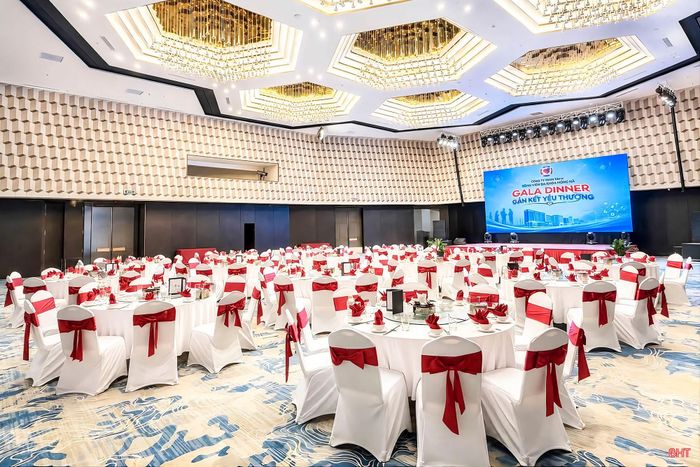 Bên cạnh cơ sở hạ tầng, phát triển MICE cần có sự liên kết giữa các đơn vị kinh doanh dịch vụ. Ảnh: Hội trường tổ chức sự kiện của khách sạn Mường Thanh Luxury Xuân Thành (xã Tiên Điền).