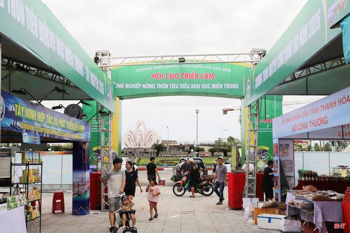 Hội chợ triển lãm sản phẩm công nghiệp nông thôn tiêu biểu khu vực miền Trung - Tây Nguyên năm 2026 tổ chức tại Hà Tĩnh thu hút hàng nghìn lượt khách ngoài tỉnh về tham dự.