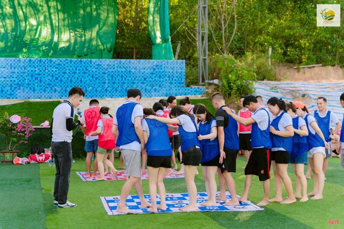 Du khách chơi team building tại KDL sinh thái Đá Bạc Eco (xã Thạch Xuân).