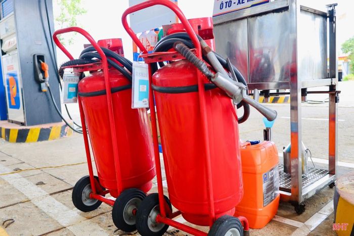 Cửa hàng trưởng Bùi Xuân Quý kiểm tra các phương tiện PCCC tại CHXD Petrolimex số 50 (xã Cẩm Bình).