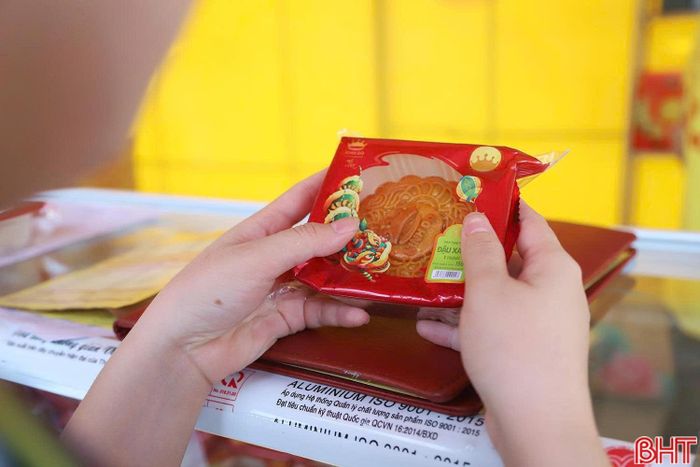 Đội QLTT số 1, Chi cục QLTT kiểm tra các cơ sở kinh doanh bánh Trung thu trên địa bàn.