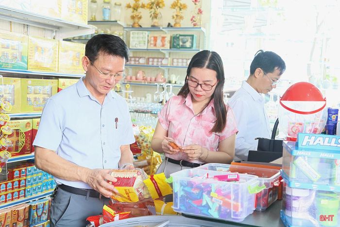 Đoàn liên ngành phường Thành Sen kiểm tra tại cửa hàng kinh doanh Thủy Thùy.