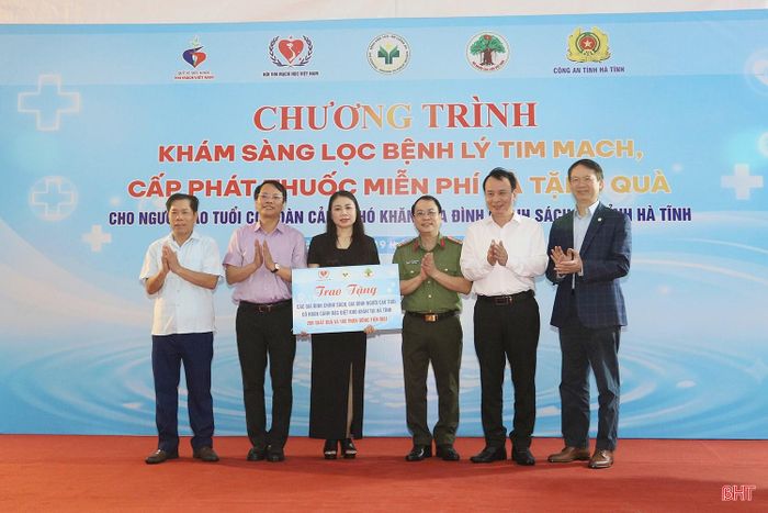 Tại chương trình, Ban tổ chức đã trao tặng 200 suất quà và 100 triệu đồng tiền mặt cho các gia đình chính sách, người cao tuổi hoàn cảnh đặc biệt khó khăn trên địa bàn phường Thành Sen và xã Cẩm Bình.
