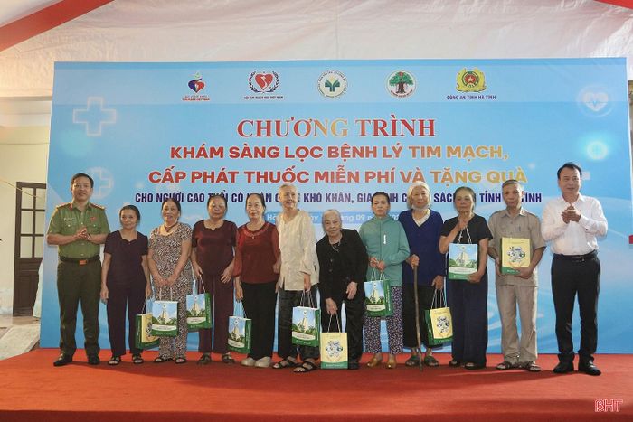 .... đại diện Trung ương Hội Người cao tuổi Việt Nam và Công an tỉnh trao quà cho các gia đình người cao tuổi tham dự chương trình.