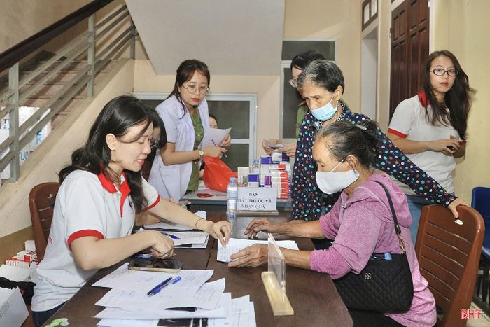 Sau khi hoàn thành các bước thăm khám, người dân được cấp phát thuốc miễn phí.