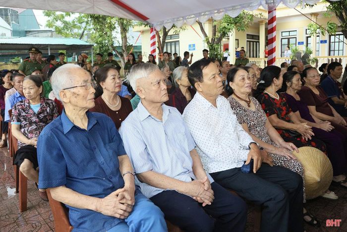 Hơn 200 người cao tuổi là các gia đình hoàn cảnh khó khăn, gia đình chính sách trên địa bàn phường Thành Sen, xã Cẩm Bình đã có mặt từ sớm để tham dự chương trình.