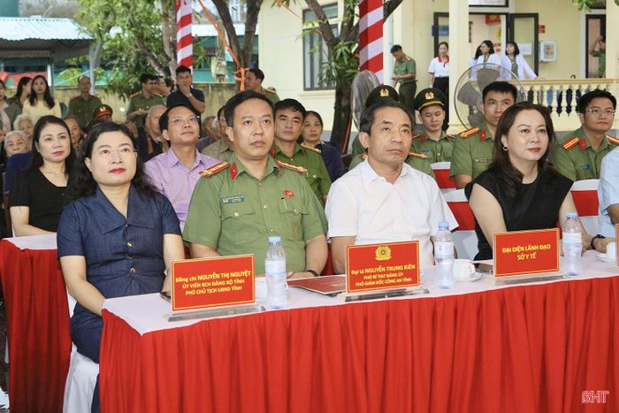Phó Chủ tịch UBND tỉnh Nguyễn Thị Nguyệt và lãnh đạo các sở, ngành cấp tỉnh tham dự chương trình.