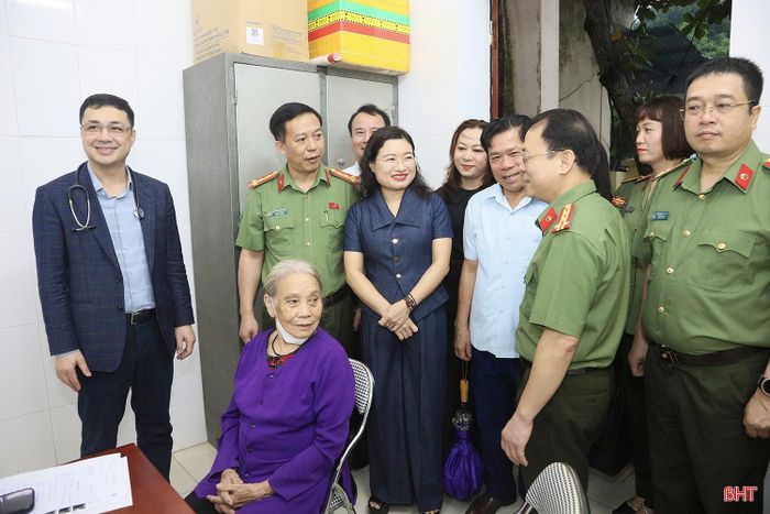 Phó Chủ tịch UBND tỉnh Nguyễn Thị Nguyệt cùng đoàn công tác trực tiếp thăm hỏi, động viên các cụ ông, cụ bà tham gia thăm khám tại các phòng khám. Qua đó, thể hiện sự trân trọng đối với người cao tuổi, đồng thời lan tỏa sự quan tâm, sẻ chia của các cấp, ngành và cộng đồng trong chăm sóc sức khỏe, đời sống người cao tuổi, nhất là những người hoàn cảnh khó khăn, gia đình chính sách.