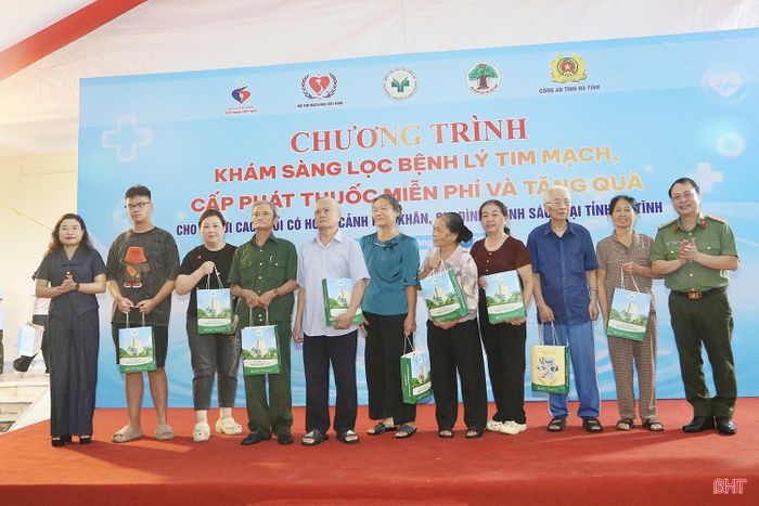 Phó Chủ tịch UBND tỉnh Nguyễn Thị Nguyệt và lãnh đạo Bệnh viện 19-8 cùng...