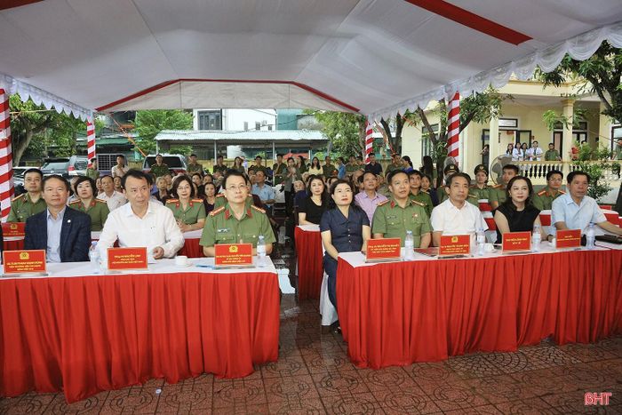 Các đại biểu tham dự chương trình.