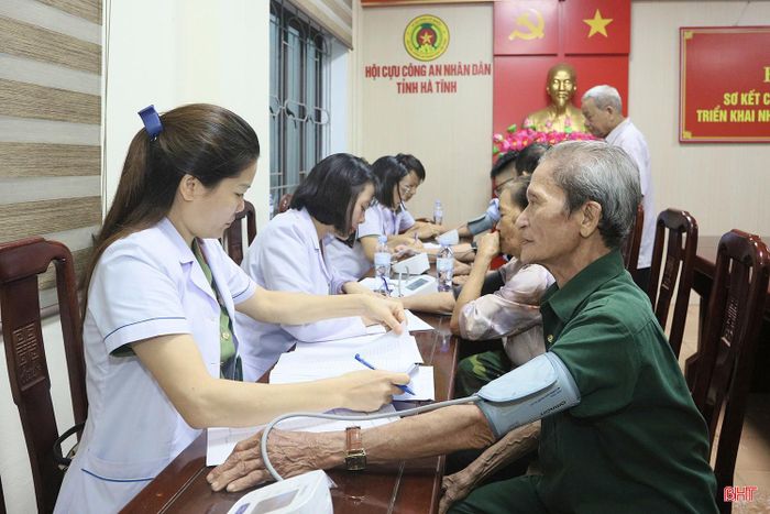 Ngay sau chương trình trao quà, người cao tuổi tham dự được các bác sĩ Bệnh viện 19-8 trực tiếp thăm khám, thực hiện đầy đủ các quy trình sàng lọc như: đo huyết áp, đường huyết, điện tim, siêu âm...