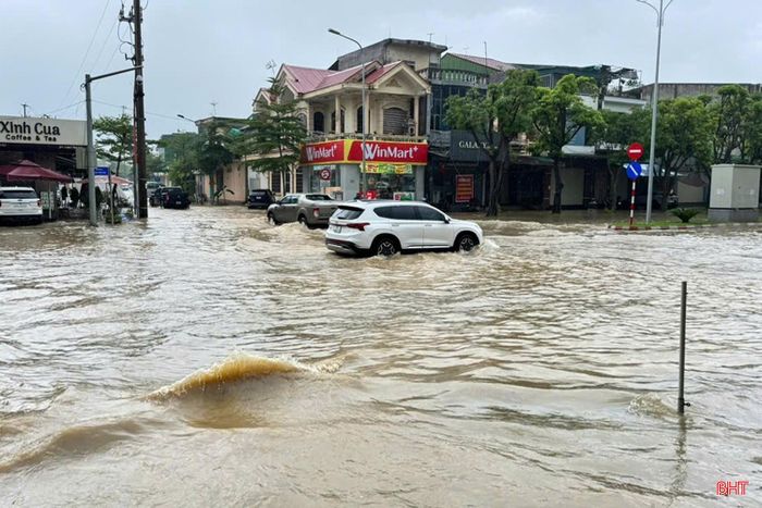 Nước ngập sâu khu vực ngã tư đường Nguyễn Du với đường Lê Ninh ở phường Thành Sen. Ảnh: Nguyễn Hải