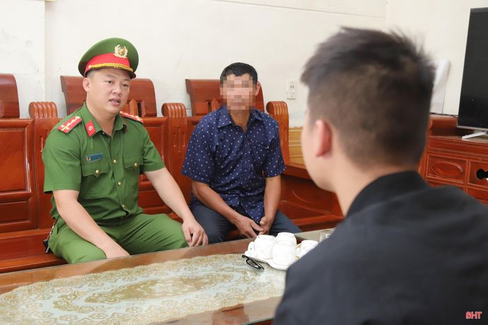Cán bộ Công an phường Trần Phú thường xuyên đến nhà nhắc nhở phụ huynh N.B.L. (ảnh trái) quan tâm giáo dục con em; vận động, khuyên nhủ L. chấp hành nghiêm các quy định.