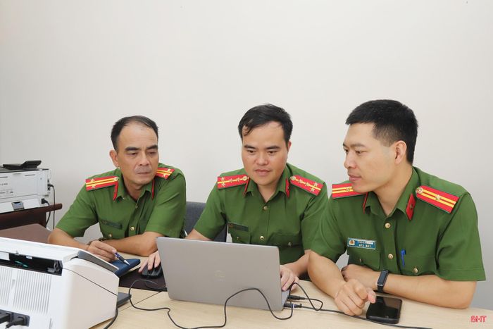 Lực lượng công an trao đổi về các biện pháp quản lý, giáo dục thanh thiếu niên.