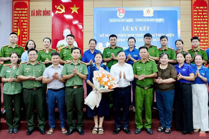 Đoàn xã Đức Đồng phối hợp cùng công an xã triển khai mô hình "Cùng em tiến bước" nhằm giáo dục kỹ năng sống, quan tâm giúp đỡ học sinh có nguy cơ vi phạm pháp luật.