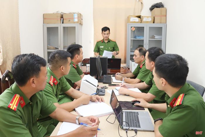 Công an phường Trần Phú thường xuyên tổ chức giao ban, đánh giá tình hình thanh thiếu niên vi phạm pháp luật trên địa bàn.