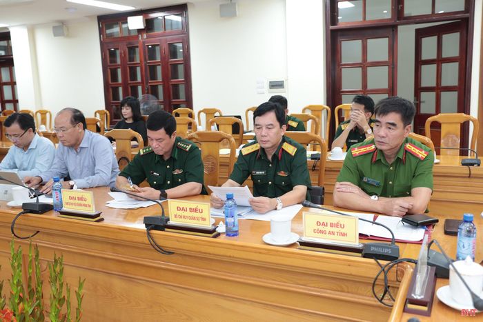 Lãnh đạo các sở, ban, ngành tham gia cuộc làm việc.
