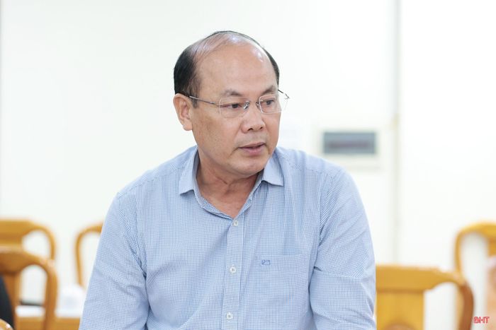 Ông Dương Thanh Hòa - Phó Giám đốc Sở Công Thương báo cáo về công tác chuẩn bị nhu yếu phẩm và vận hành hồ đập trong phòng, chống thiên tai.