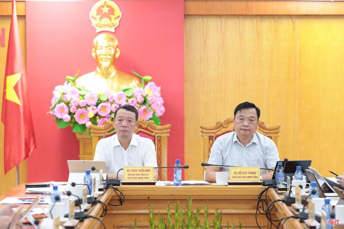 Đồng chí Phan Thiên Định – Phó Bí thư Tỉnh ủy, Chủ tịch UBND tỉnh, Trưởng Ban Chỉ huy Phòng thủ dân sự tỉnh và đồng chí Hồ Huy Thành – Phó Chủ tịch UBND tỉnh, Phó trưởng Ban Chỉ huy Phòng thủ dân sự tỉnh chủ trì cuộc làm việc.