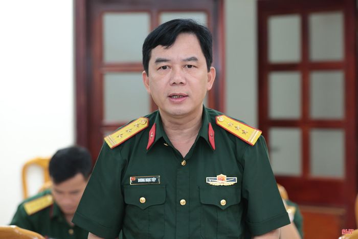 Thượng tá Dương Ngọc Tiệp - Phó Chỉ huy trưởng Bộ CHQS tỉnh – Cơ quan Thường trực Ban Chỉ huy Phòng thủ dân sự tỉnh, báo cáo tại cuộc làm việc.
