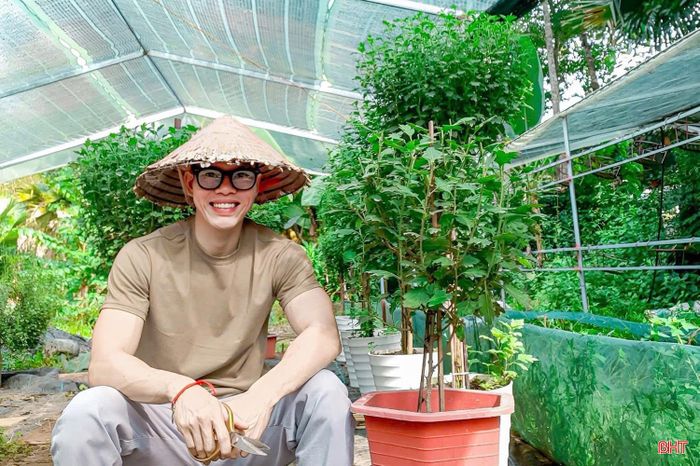 Anh Lê Khắc Nam - chủ mô hình nhà màng ươm hoa giống tại xã Hương Khê.