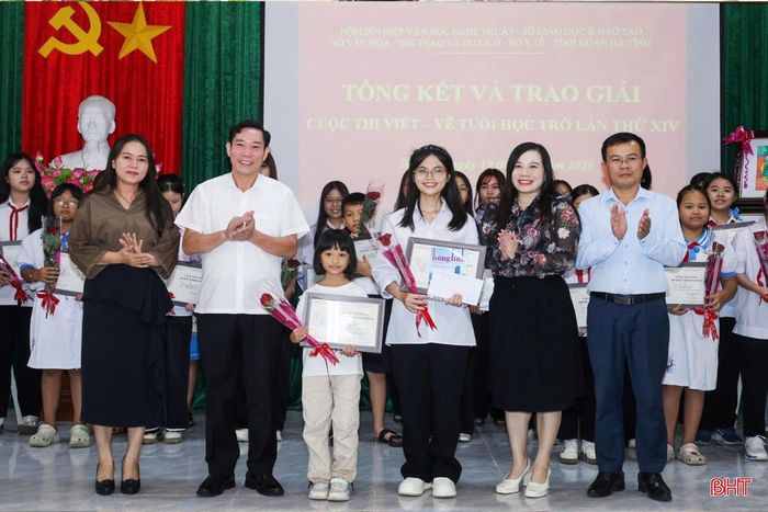 Ban Tổ chức trao 2 giải A...