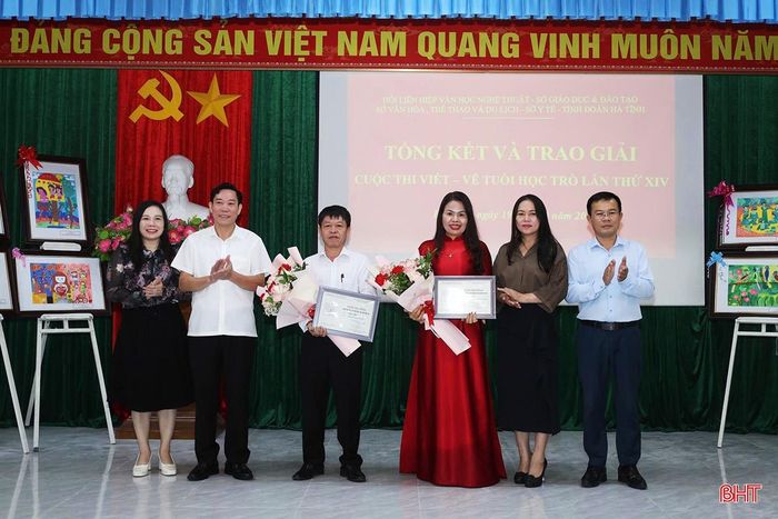 Ban Tổ chức trao 2 giải đồng đội cho Trường THCS Lê Văn Thiêm, phường Thành Sen và Trường THCS Hà Linh, xã Hà Linh.