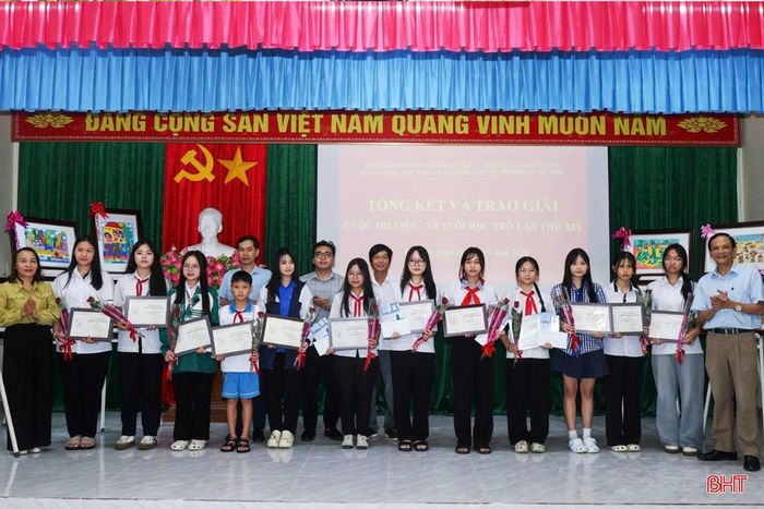 ... và 16 giải khuyến khích cho các tác giả.