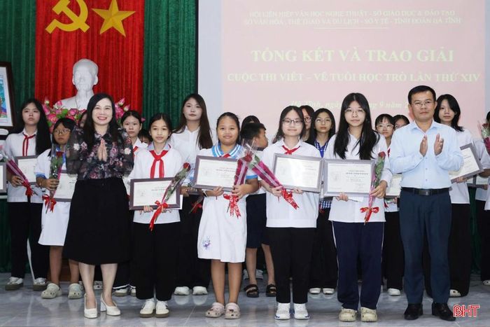 ... trao 5 giải B...