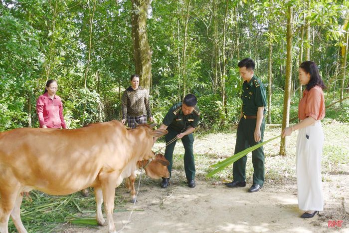 BĐBP Cửa khẩu quốc tế Cầu Treo kiểm tra mô hình sinh kế của các thành viên trong Câu lạc bộ Tình thương Sơn Kim 1.