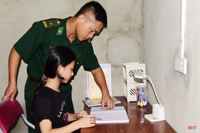Mẹ bị câm điếc, bà ngoại già cả, hoàn cảnh đặc biệt khó khăn nên em Nguyễn Băng Tâm ở thôn Trung Hồng (xã Sơn Hồng) thường xuyên được các chú biên phòng đến hướng dẫn học tập.