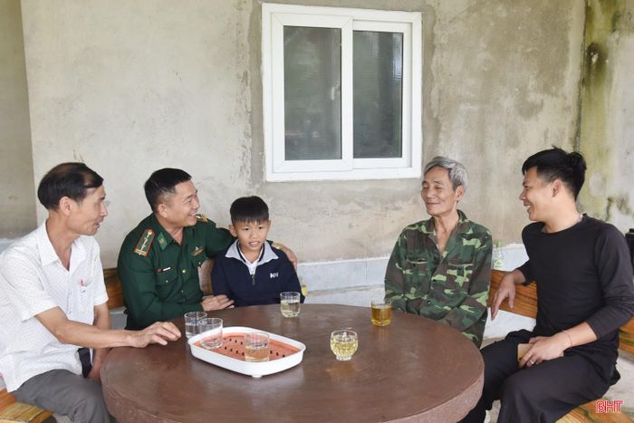 Cán bộ Đội Vận động quần chúng, Đồn Biên phòng Cửa khẩu quốc tế Cầu Treo xuống động viên, thăm hỏi các gia đình đồng bào dân tộc thiểu số có hoàn cảnh khó khăn ở thôn Hà Trai (xã Sơn Kim 1).