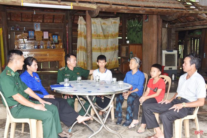 CBCS Đồn Biên phòng Sơn Hồng cùng cán bộ thôn, đoàn thể xuống thăm hỏi, động viên các gia đình hoàn cảnh đặc biệt khó khăn ở thôn Hồng Lĩnh (xã Sơn Hồng).