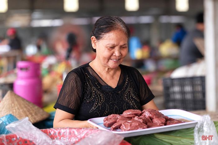Bánh đúc gạo đỏ – món quà quê gắn với chợ Gôi. (Ảnh Nguyễn Tâm).